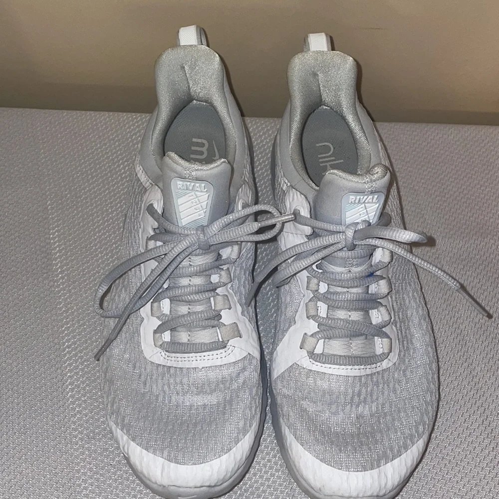 Nike women’s sneaker 9 shoe white 2018 renew rival athletic Athleisure casual